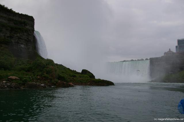 Horseshoe Niagara Falls approaches from Maid of the Mist.jpg