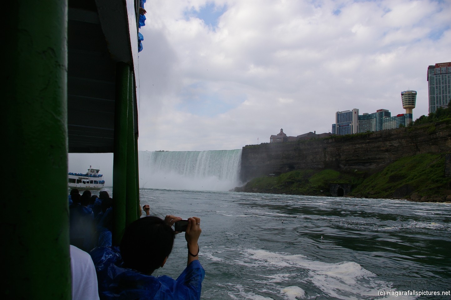 Maid of the Mist Leaving Horseshoe Falls.jpg