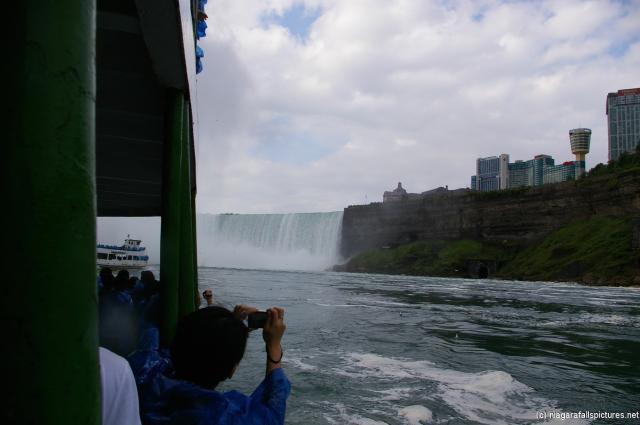 Maid of the Mist Leaving Horseshoe Falls.jpg