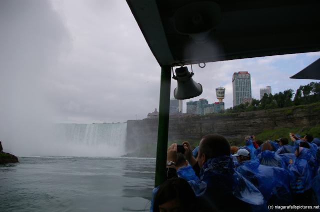 Maid of the Mist passengers take photos of the Horseshoe Falls.jpg