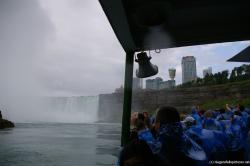 Maid of the Mist passengers take photos of the Horseshoe Falls.jpg