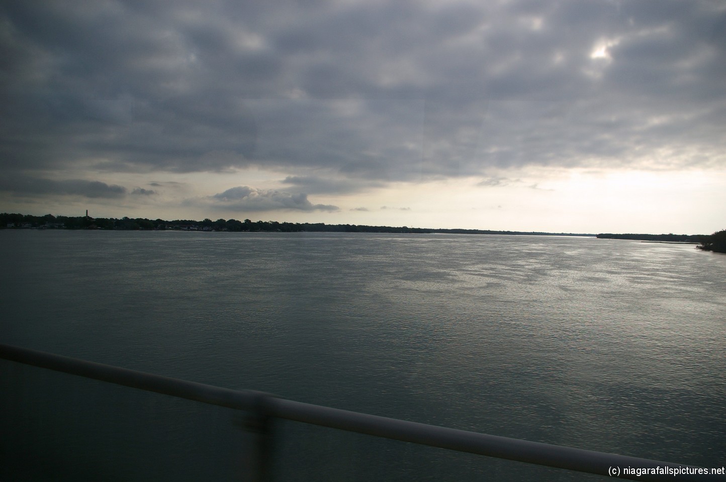 Calm waters near Niagara Falls in the morning.jpg