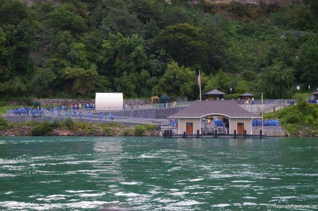 Niagara Falls Maid of the Mist approaching dock.jpg