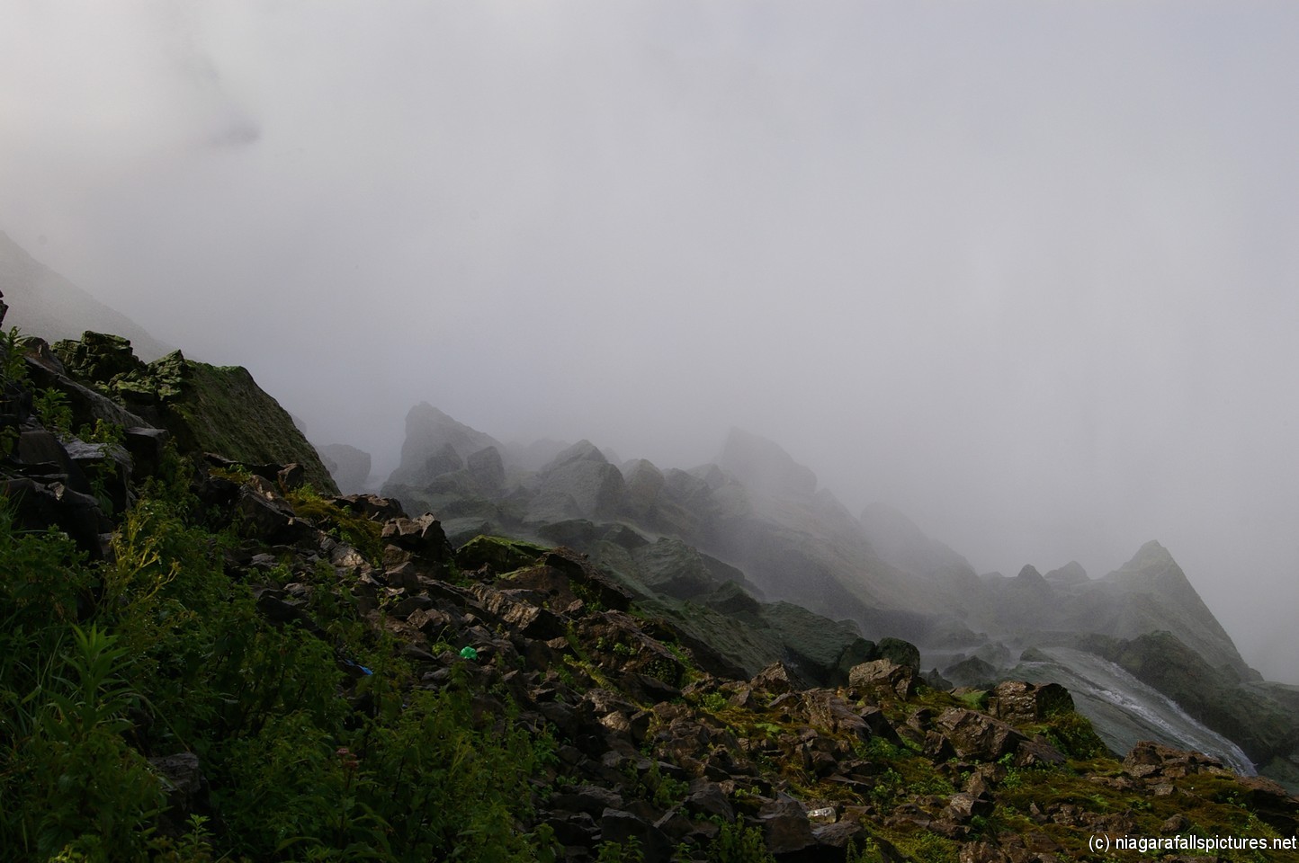 Niagara Falls rocks and mist below Prospect Point.jpg