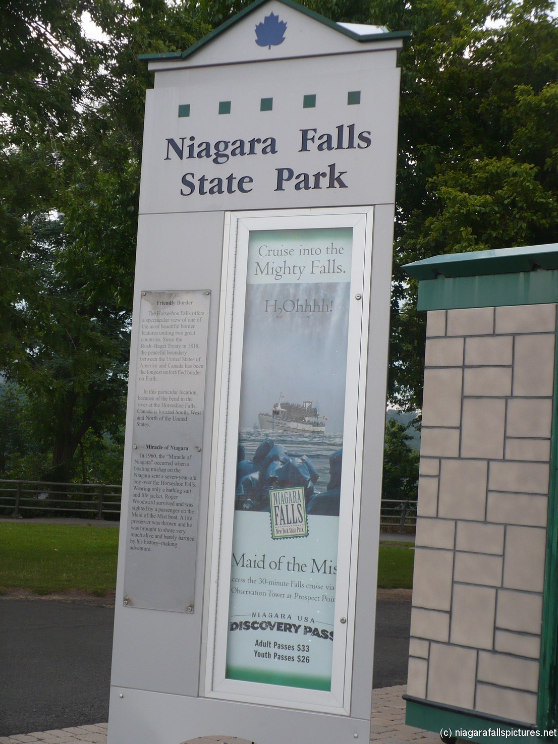 Niagara Falls State Park and Maid of the Mist sign.jpg