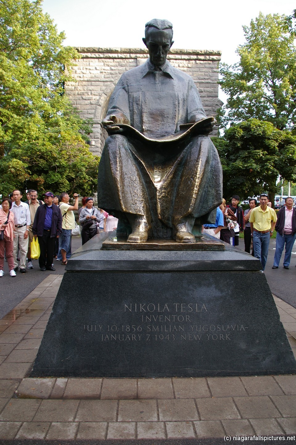 Nikola Tesla statue at Niagara Falls.jpg