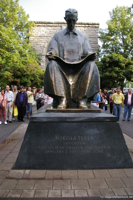 Nikola Tesla statue at Niagara Falls.jpg
