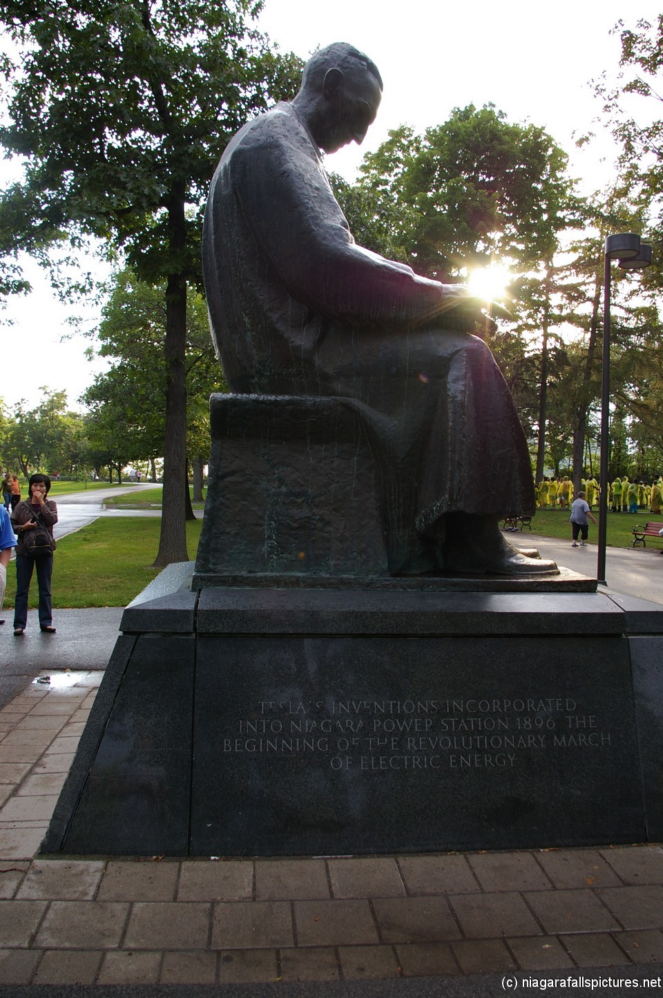 Statue of Tesla at Niagara Falls.jpg
