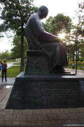 Statue of Tesla at Niagara Falls.jpg